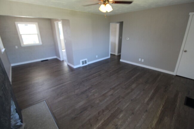 Building Photo - 1308 E Lacrosse Ave