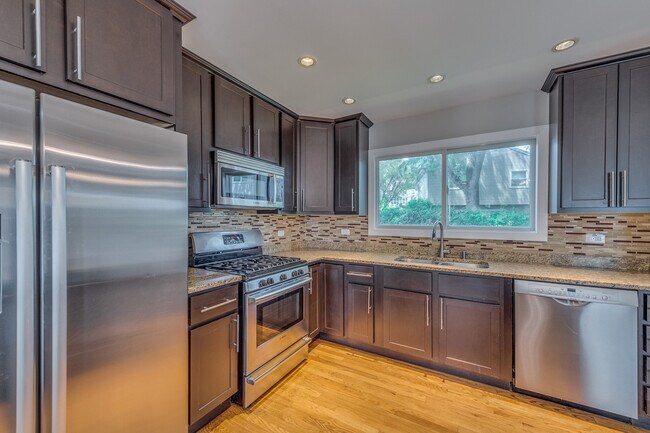 Building Photo - 912 Bedford Ct