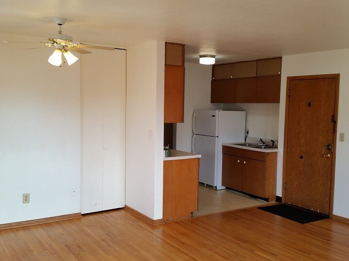 Storage and kitchen - 1022 Arkwright St N