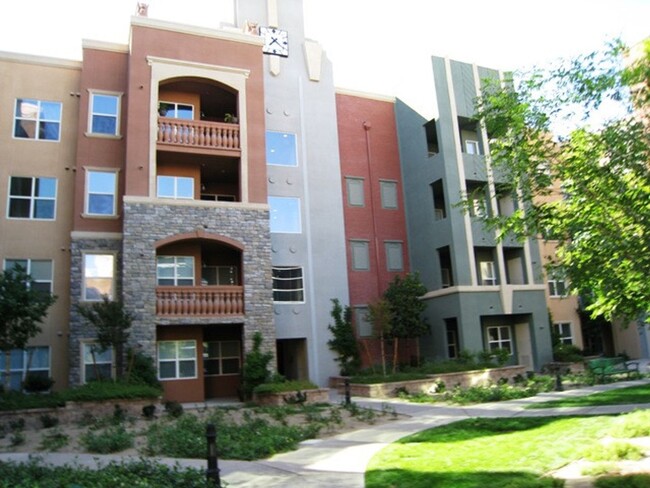 Building Photo - Great 2 Bed 2 Bath Condo in Guard Gated Co...