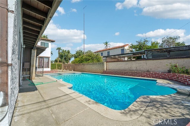 Building Photo - 3098 N Arrowhead Ave