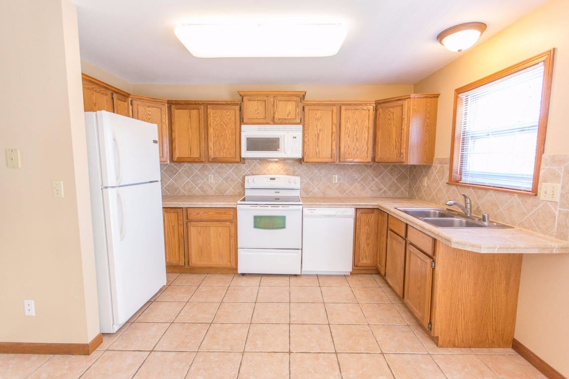 Kitchen area - 288 Meadowcreek Dr