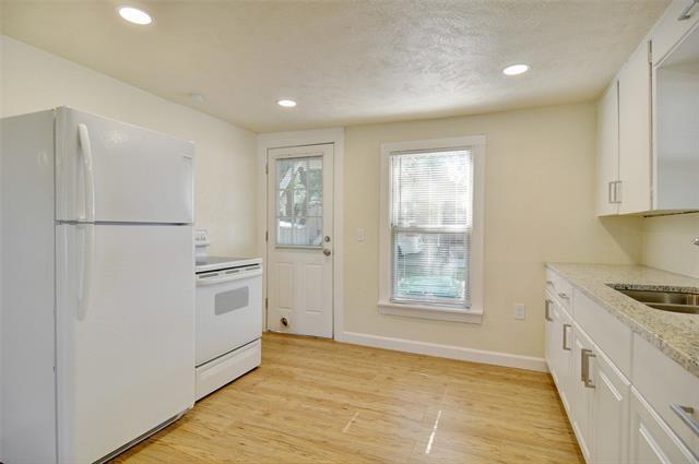 Building Photo - 300 Meadow Park Dr