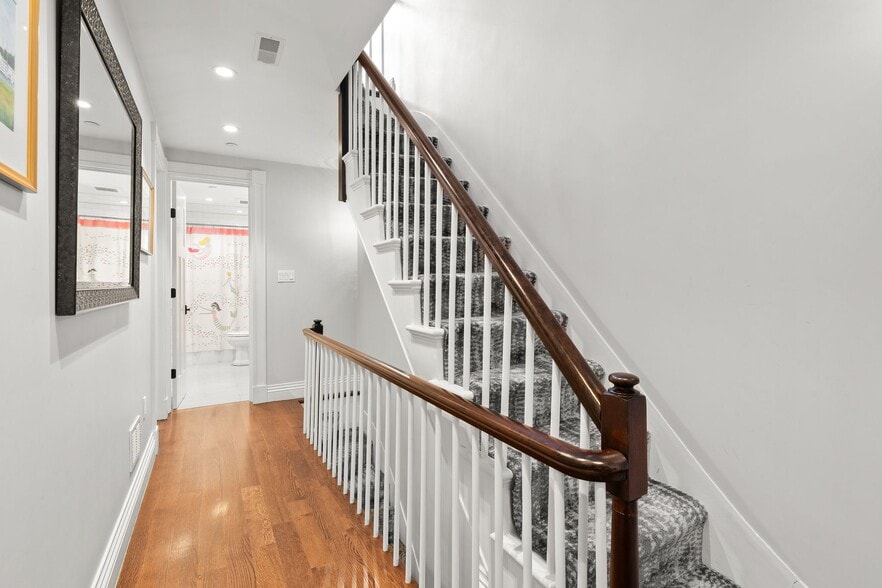 Building Photo - 7 Acorn St