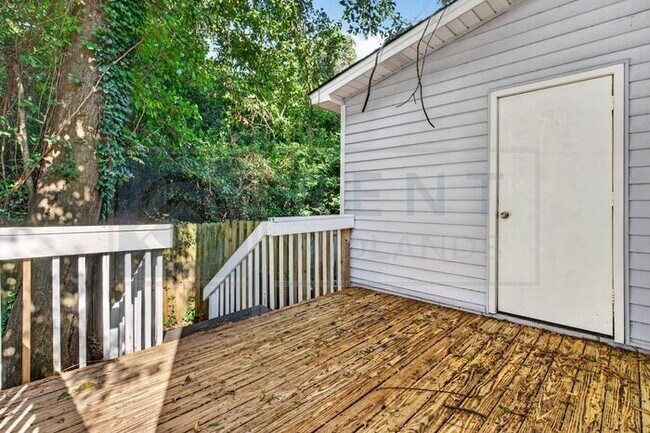 Building Photo - Easy Access to I-77 & Knox Abbott in Cayce!