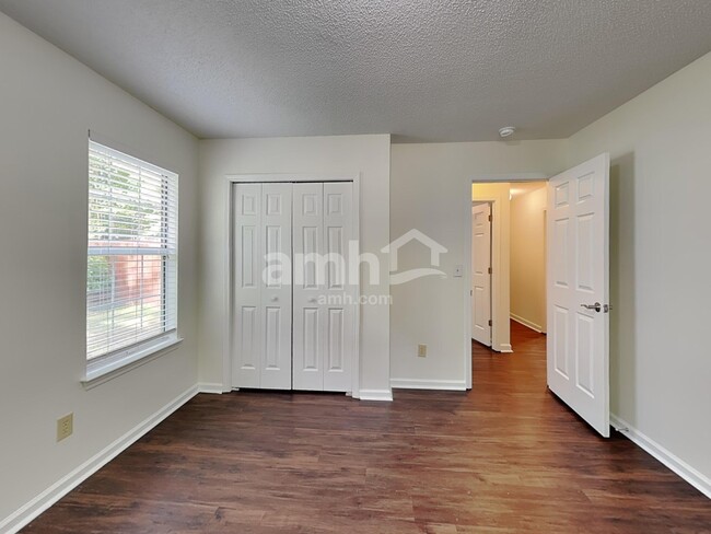 Building Photo - 3023 Laurelwood Dr