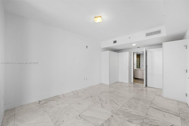 Building Photo - 1010 Brickell Ave