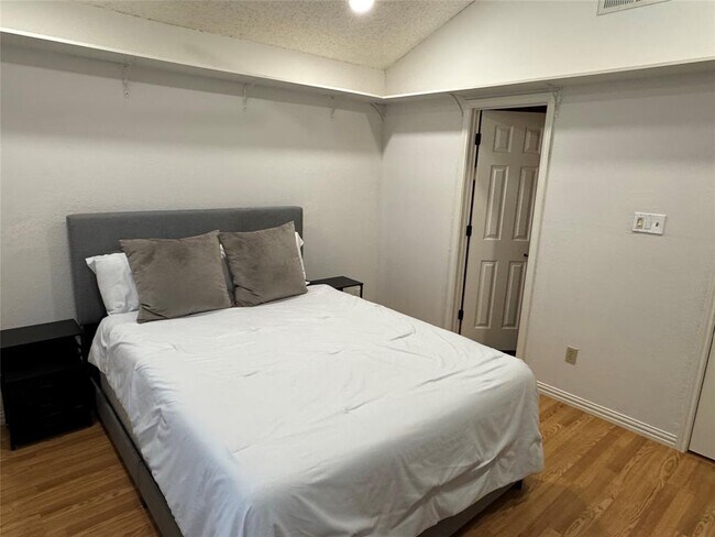 Building Photo - 1411 Gracy Farms Ln