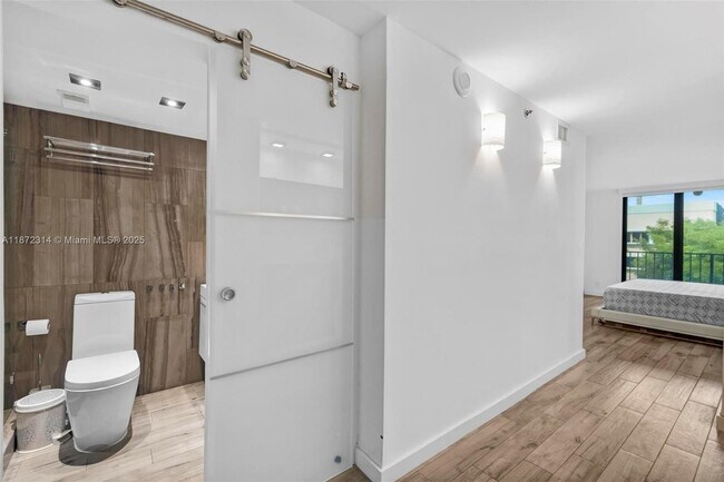 Building Photo - 2625 Collins Ave