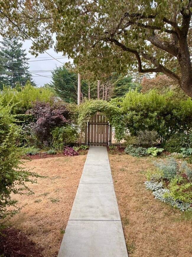 Building Photo - 3 BR West Seattle Home – Cozy and Convenie...