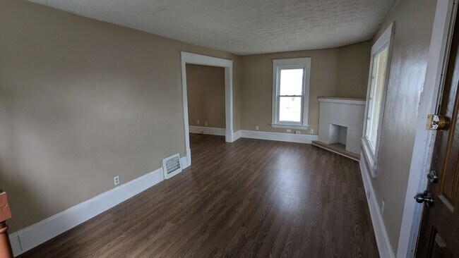 Building Photo - Discover this well-maintained 3-bedroom, 1-bath home in Akron