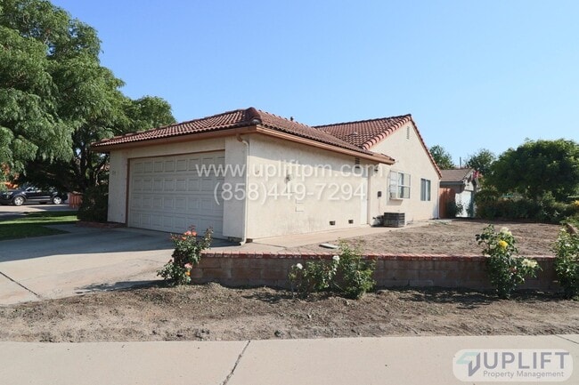 Building Photo - 3 Bed, 2 Bath Home w/ Central HVAC, 2 Car ...