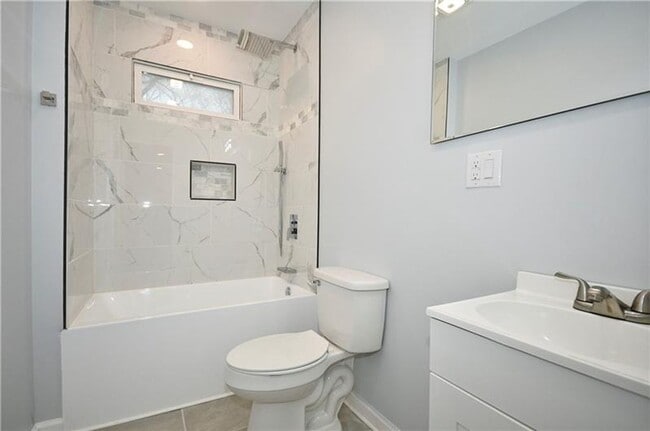 Building Photo - Beautifully Remodeled 3 Bedroom House in C...