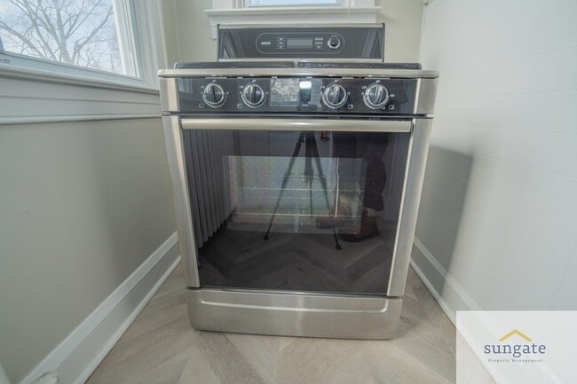 Building Photo - 3043 Pinewood Ave