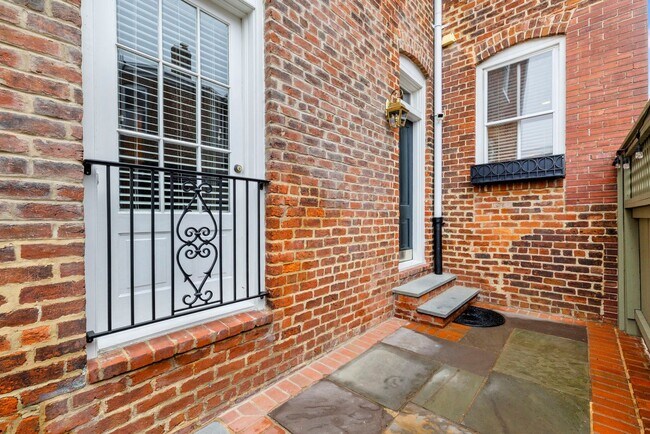 Building Photo - Beautiful 3 Bedroom Corner Lot on West Ave! ***Available 08/10/2026***