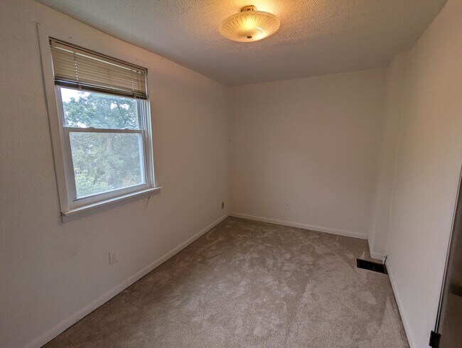 Building Photo - 2 Bedroom 1 Bathroom Single Family Home (M...