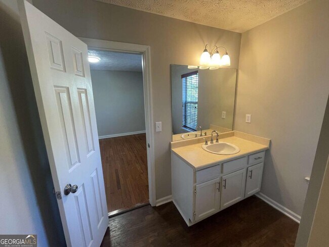 Building Photo - 3015 Cascade Manor Dr