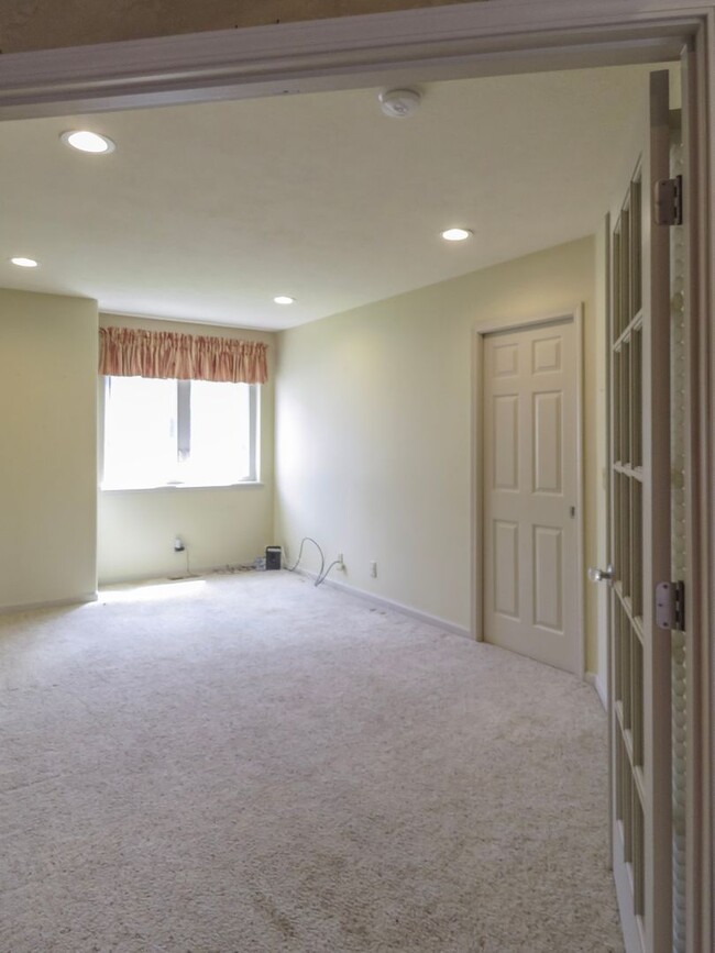 Building Photo - ** Beautiful Spacious 4 Bedroom 3 Bath Hom...