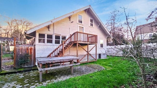 Building Photo - 4 Bed, 2 Bath Home with Fenced Yard / Vouchers Accepted / 12 to 18 month lease options available.