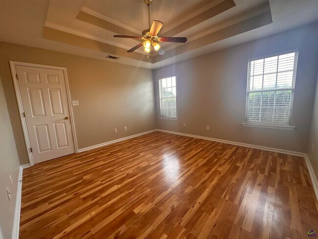 Building Photo - 123 Larkspur Ln