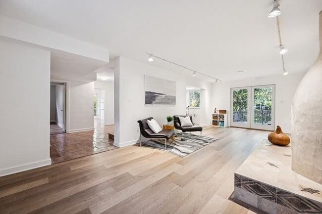 Building Photo - Elegant Chevy Chase Cul-de-Sac Home with Spacious Layout!