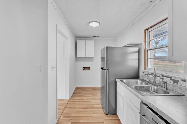 Building Photo - Spacious 3BR Ranch on Over Half an Acre in Seneca! $1,700/mo rent