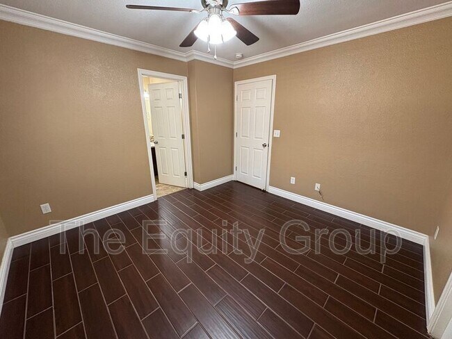 Building Photo - 744 W Buena Vista Ave