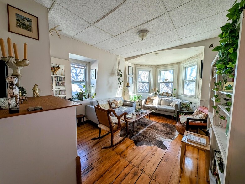 Primary Photo - 379 Windsor St