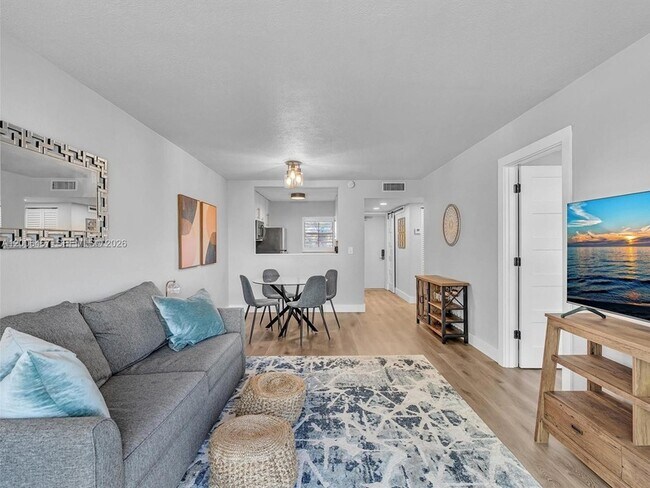 Building Photo - 9340 Lagoon Pl