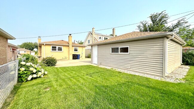 Building Photo - 4833 N Ozark Ave