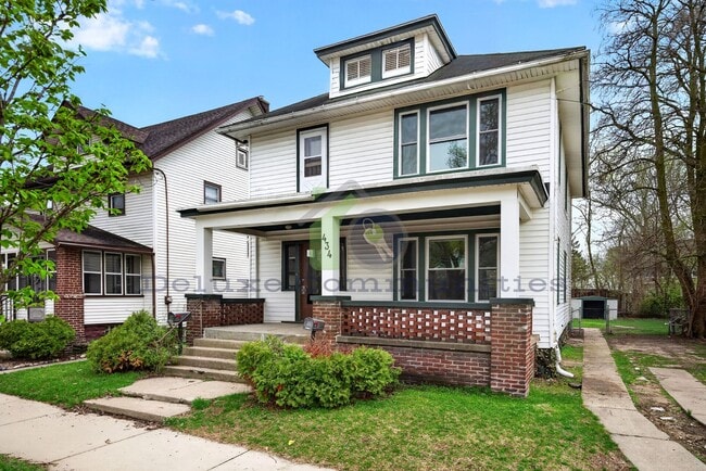 Building Photo - Beautiful Two Bedroom Lower Unit! Available NOW!!