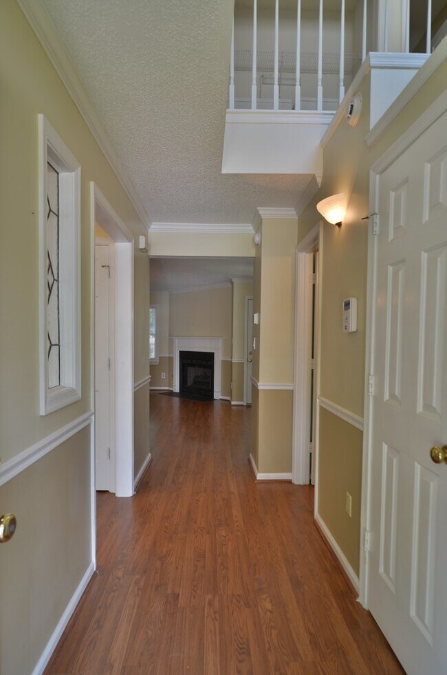 Building Photo - Coming Soon! 2BR 2.5 BA Townhome in Yorktown!