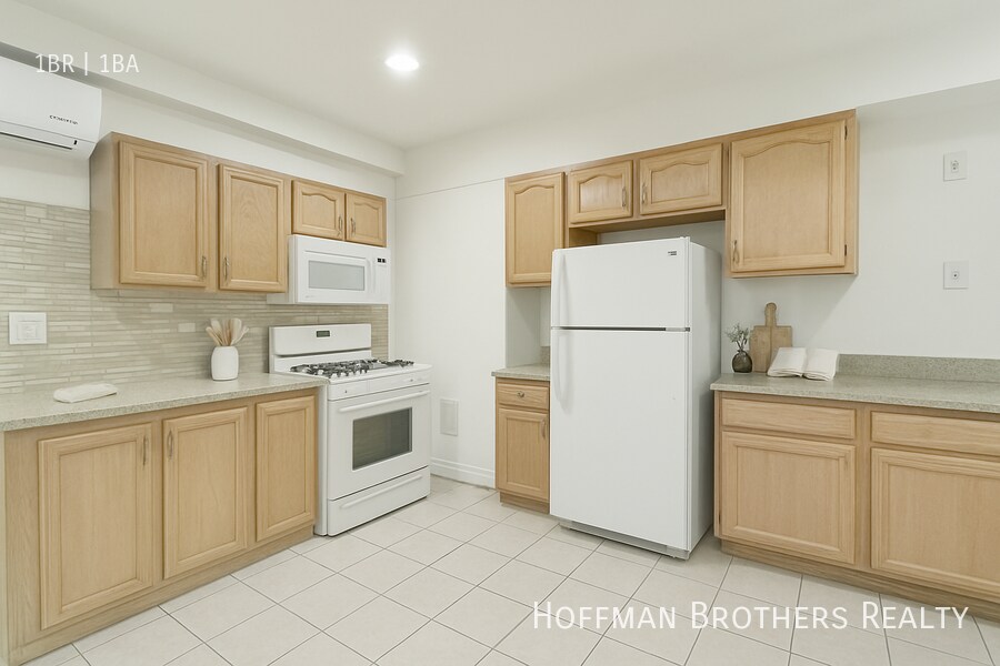 Building Photo - 1023 Larch St