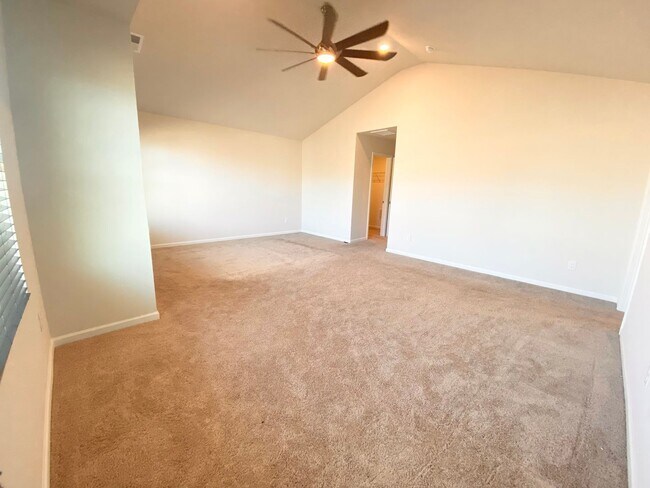 Building Photo - BETTER THAN NEW!