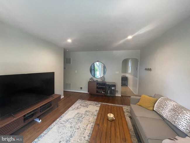 Building Photo - 201 Rosemont Dr