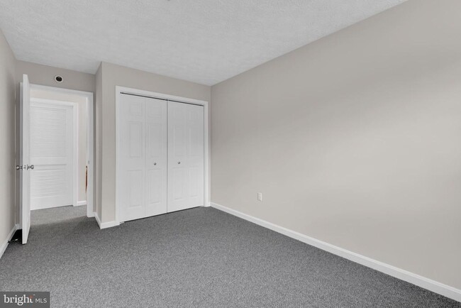 Building Photo - 10 Ironstone Ct