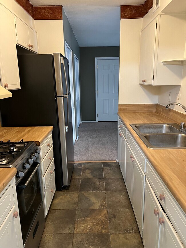 Building Photo - 8038 Broadway St