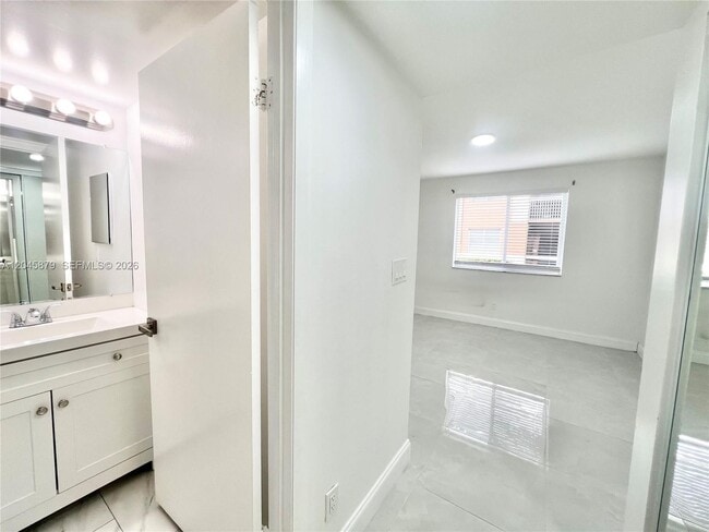 Building Photo - 842 NW 92nd Ave