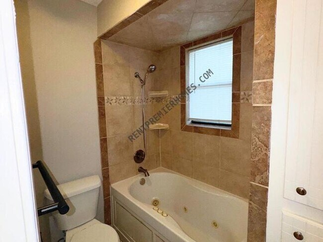 Building Photo - 200 Lochwood Cir