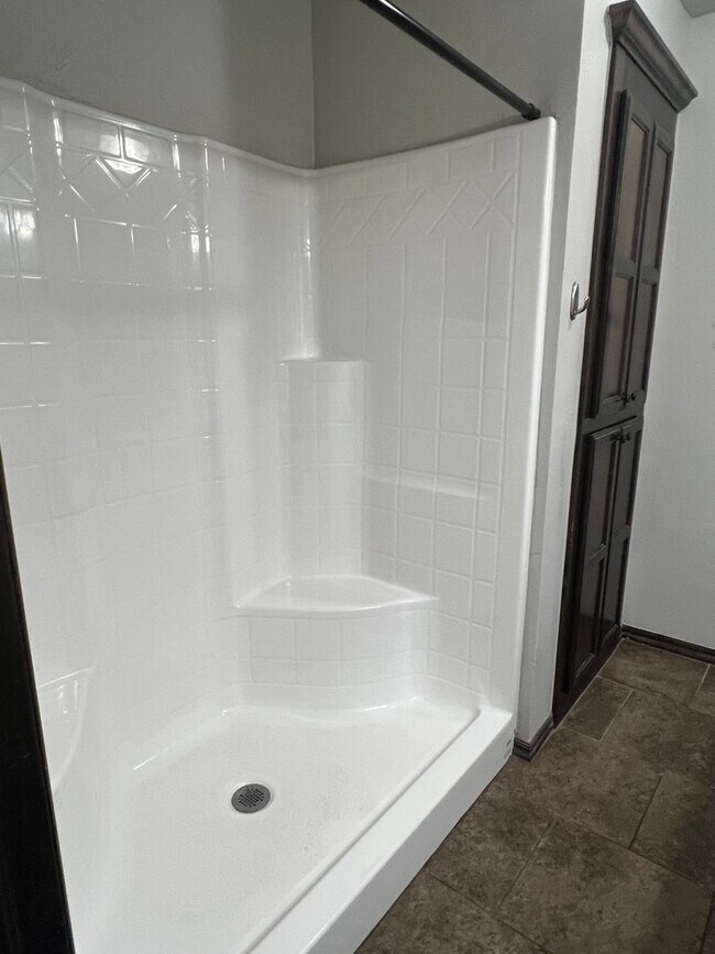 Building Photo - 3BR 2BA Duplex with 2 car garage