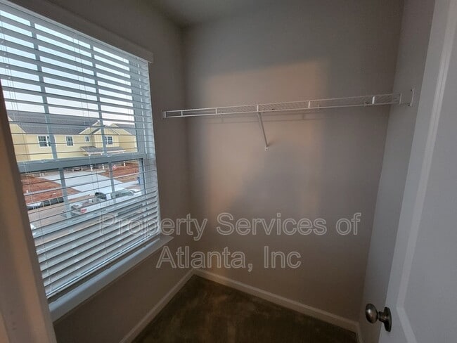 Building Photo - 833 Royal Red Ct