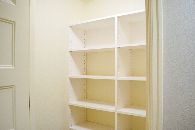 Building Photo - Beautifully Updated 2-Bed w/Condo Grade Fi...