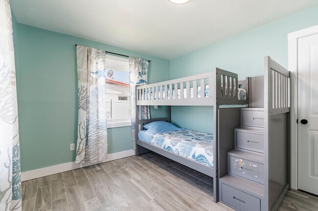 Building Photo - Fully Renovated Beachside Beauty – Walk to...