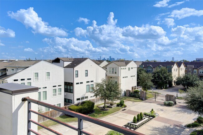 Building Photo - 2661 Fountain Key Blvd