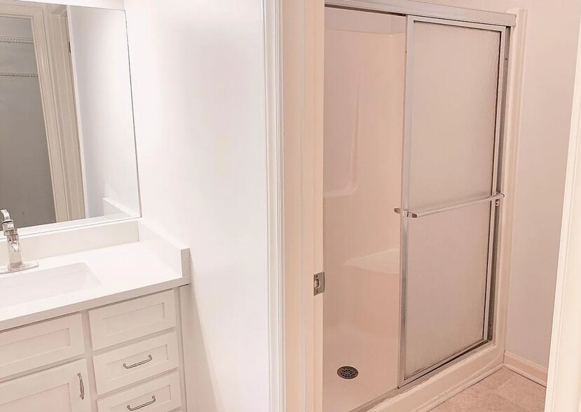 Master bathroom - 648 Balfour Rd