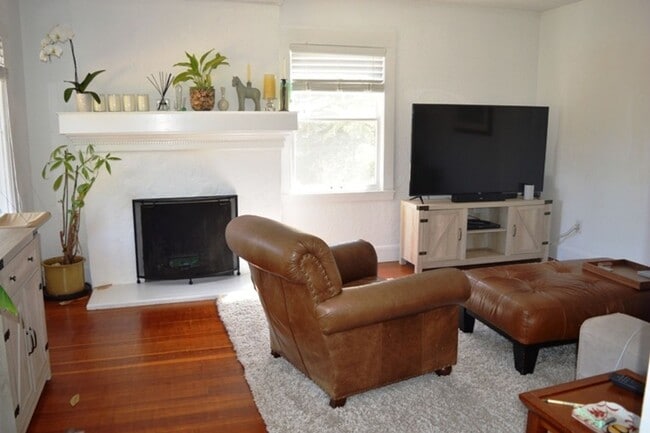 Building Photo - LowCres2