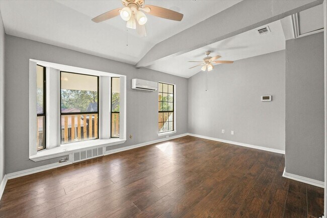 Building Photo - 927-929 S Rosemont Ave