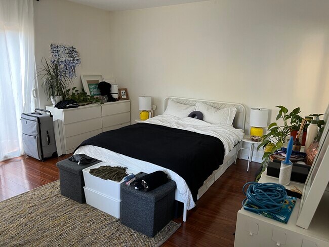 Spacious bedroom - 4360 Stewart Ave