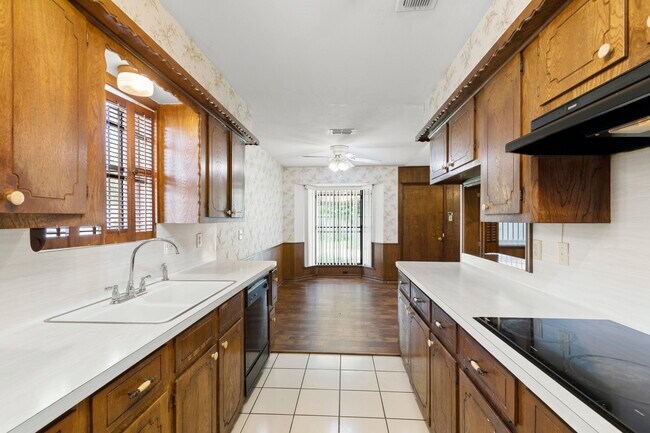 Building Photo - 9106 Sharpview Dr