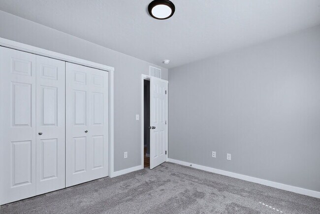 Building Photo - 297 N Madrone Ave